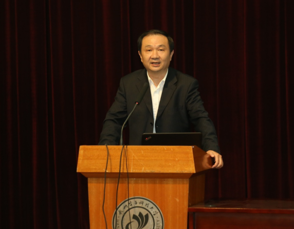 大賽執(zhí)委會(huì)主任、北京聯(lián)合大學(xué)副校長(zhǎng)鮑泓先生代表大賽執(zhí)委會(huì)致辭，并做大賽總結(jié)