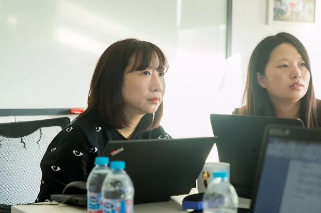 左為360公司首席招聘官?gòu)堄?，右?60公司人事經(jīng)理葛晴女士