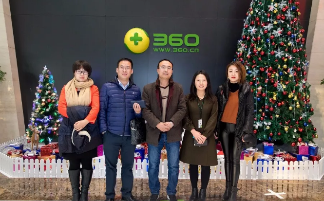 參訪交流結(jié)束后，達(dá)內(nèi)一行與360公司團(tuán)隊(duì)在門前合影留念