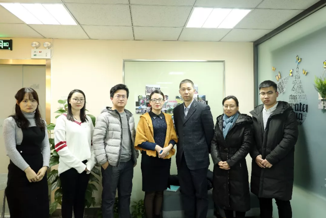 參訪交流結(jié)束后，達(dá)內(nèi)一行與人谷科技團(tuán)隊(duì)在門前合影留念