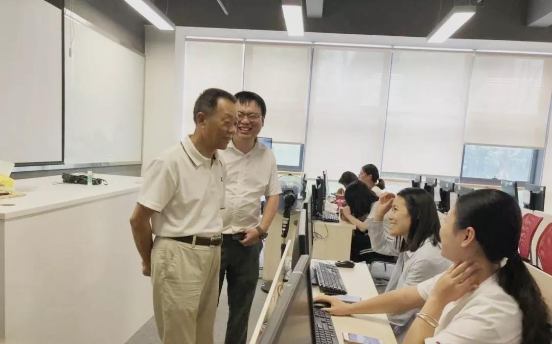 重慶市職業(yè)教育學(xué)會(huì)副會(huì)長(zhǎng)兼秘書長(zhǎng)李光旭慰問上課學(xué)員