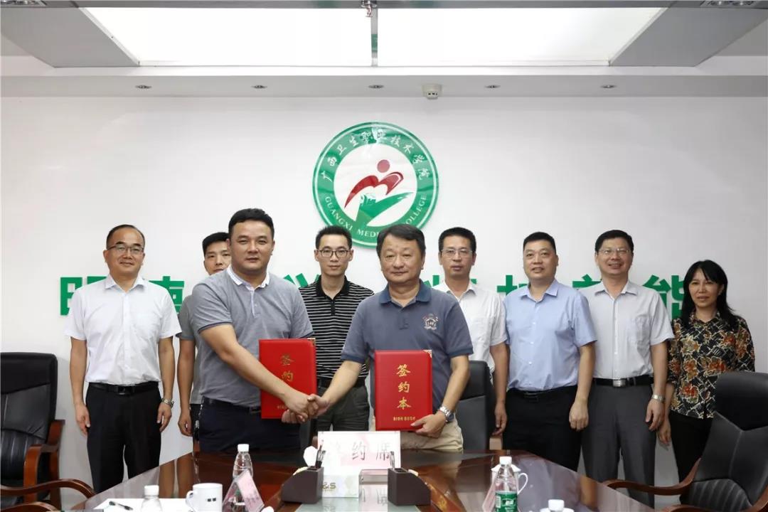 廣西衛(wèi)生職業(yè)技術(shù)學院黨委副書記、院長周元明、副院長岳桂華與達內(nèi)集團黔桂城市總經(jīng)理陸顯應(yīng)、中心主任陳旭等校企領(lǐng)導及相關(guān)負責人共同出席見證了此次簽約儀式。