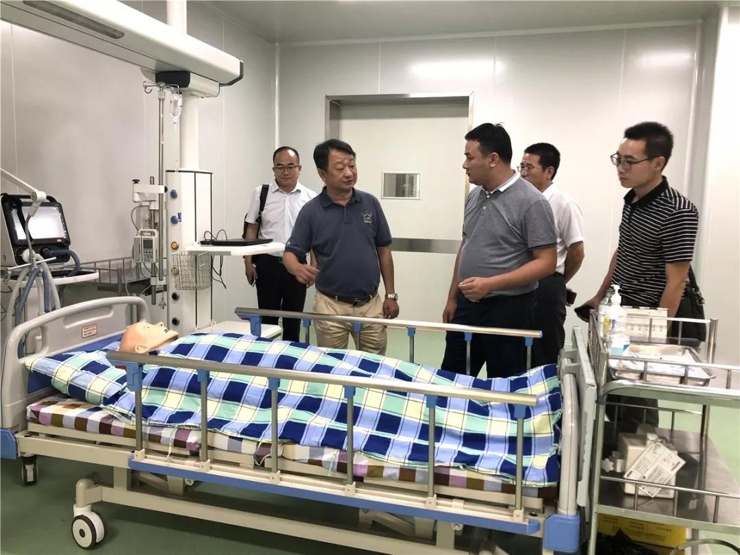 會后，在學院周院長的帶領(lǐng)下，雙方共同參觀了學院實操室、大數(shù)據(jù)、模擬醫(yī)院等實訓室。