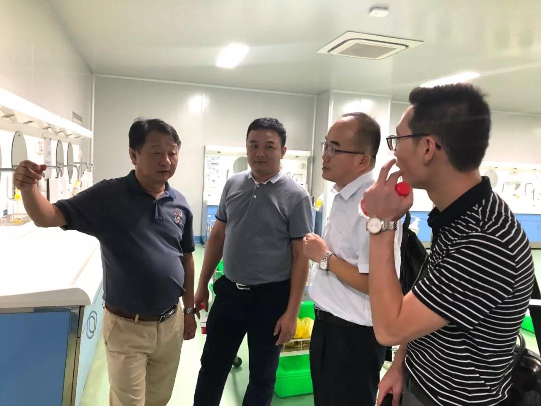 會后，在學院周院長的帶領(lǐng)下，雙方共同參觀了學院實操室、大數(shù)據(jù)、模擬醫(yī)院等實訓室。