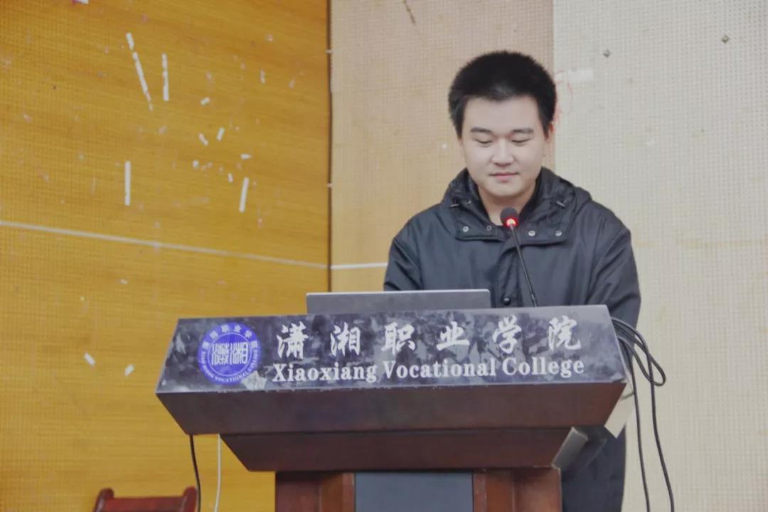 大19虛擬現(xiàn)實二班熊哲同學(xué)的一首深入人心的英文歌曲《Something Just Like This》贏得全場的熱烈掌聲。